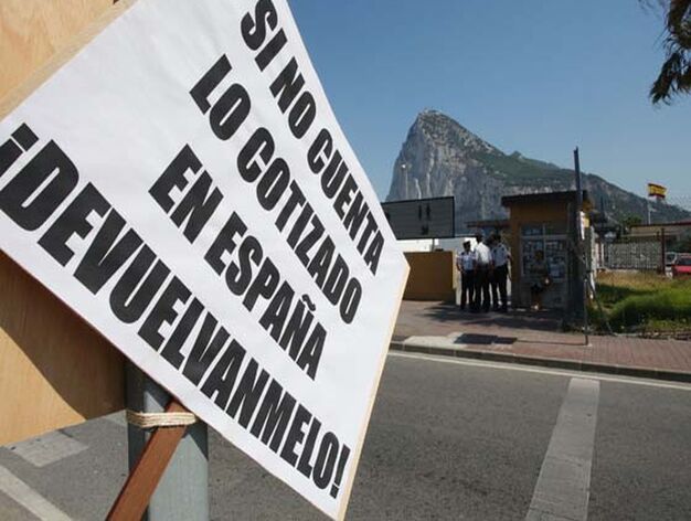 Concentraci&oacute;n junto a la frontera de trabajadores espa&ntilde;oles en Gibraltar