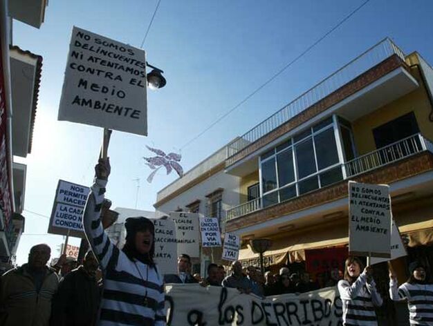 Manifestaci&oacute;n por el derribo de una vivienda en Chipiona