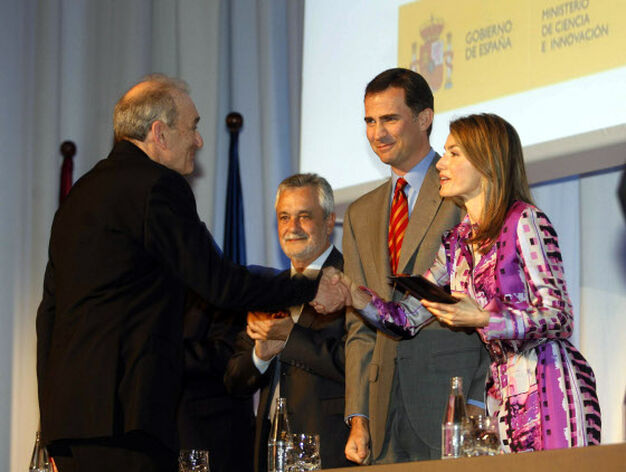 La Princesa de Asturias, Do&ntilde;a Letizia Ortiz, hac&iacute;a entrega del Premios Nacionales de Dise&ntilde;o a la industria vasca Stua.

Foto: D.C.