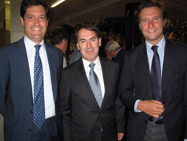 Leopoldo Parias, socio de Deloite; Mariano M&uacute;&ntilde;oz (Merkamueble) y Felipe del Cuvillo (Grupo Inmark).

Foto: Victoria Ram&iacute;rez