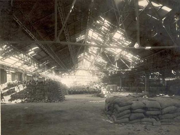 1948. Almacenes portuarios tras la explosi&oacute;n