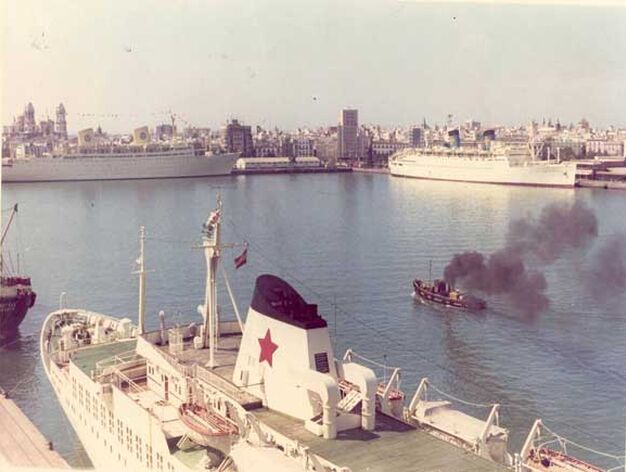 1973. Varios cruceros atracados en el muelle