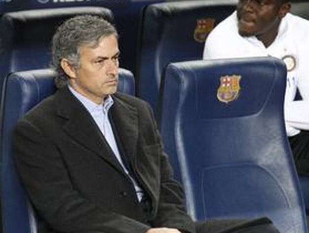 Mourinho, con cara de pocos amigos en el banquillo del Camp Nou. / Reuters
