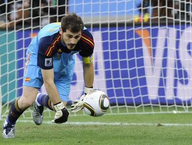 Casillas se dispone a blocar un bal&oacute;n. / Reportaje gr&aacute;fico: EFE, Reuters, AFP