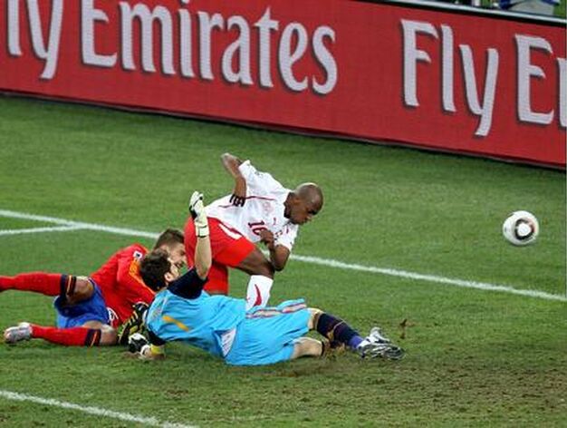 Fernandes bate a Casillas. / Reportaje gr&aacute;fico: EFE, Reuters, AFP