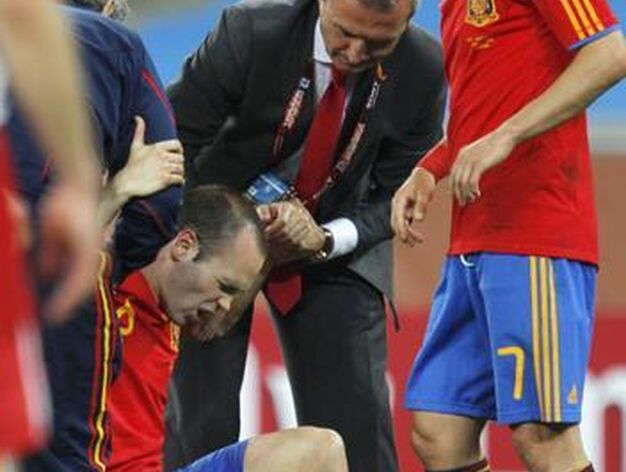 Iniesta se retir&oacute; lesionado en el partido ante Suiza. / Reportaje gr&aacute;fico: EFE, Reuters, AFP