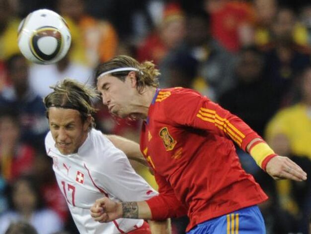 Ramos despeja de cabeza. / Reportaje gr&aacute;fico: EFE, Reuters, AFP