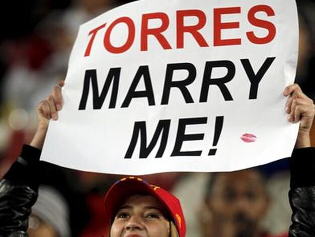 Una seguidora fiel a Fernando Torres. / Reportaje gr&aacute;fico: EFE, AFP, Reuters.