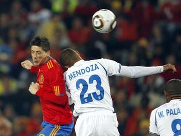El delantero del Liverpool golpea de cabeza. / Reportaje gr&aacute;fico: EFE, AFP, Reuters.