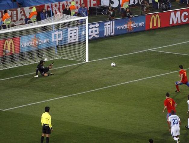 Villa err&oacute; un lanzamiento desde el punto de penalti. / Reportaje gr&aacute;fico: EFE, AFP, Reuters.