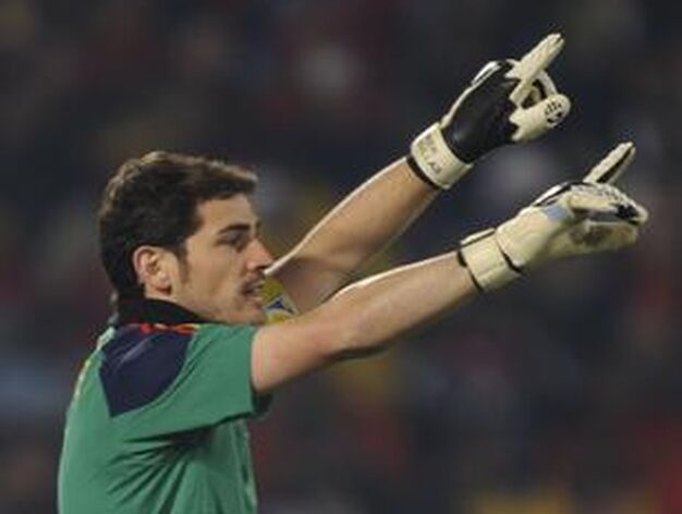 Casillas da instrucciones a sus compa&ntilde;eros. / Reportaje gr&aacute;fico: EFE, Reuters, AFP.