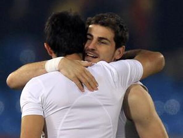 Casillas y Villa se abrazan al final del choque. / Reportaje gr&aacute;fico: EFE, Reuters, AFP.