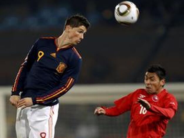Torres peina una pelota hacia atr&aacute;s. / Reportaje gr&aacute;fico: EFE, Reuters, AFP.