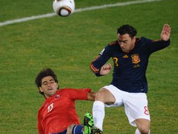 Xavi trata de controlar un bal&oacute;n. / Reportaje gr&aacute;fico: EFE, Reuters, AFP.