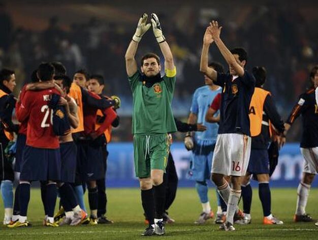 Los jugadores espa&ntilde;oles y chilenos festejan el pase a octavos. / Reportaje gr&aacute;fico: EFE, Reuters, AFP.