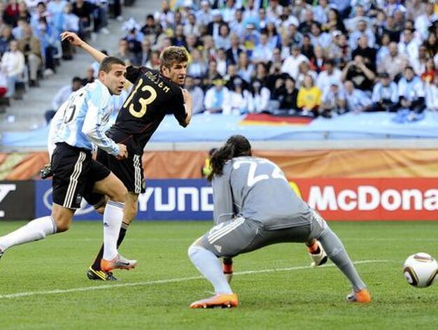 El gol de M&uuml;ller se cuela dentro de la porter&iacute;a argetina ante la falta de reflejos de Romero. / Reuters