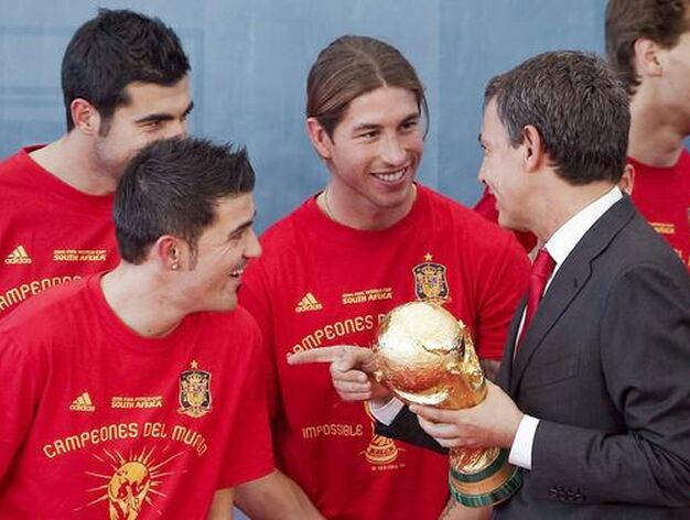 Jos&eacute; Luis Rodr&iacute;guez Zapatero recibe a los campeones del mundo en La Moncloa. / EFE