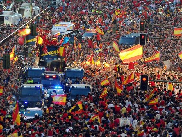 Madrid se echa a la calle para recibir a la selecci&oacute;n espa&ntilde;ola de f&uacute;tbol. / AFP