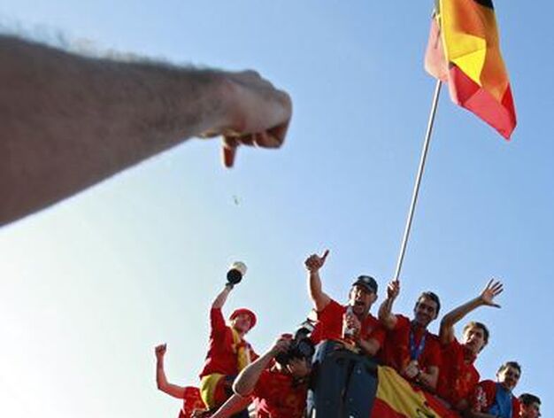Madrid se echa a la calle para recibir a la selecci&oacute;n espa&ntilde;ola de f&uacute;tbol. / Reuters