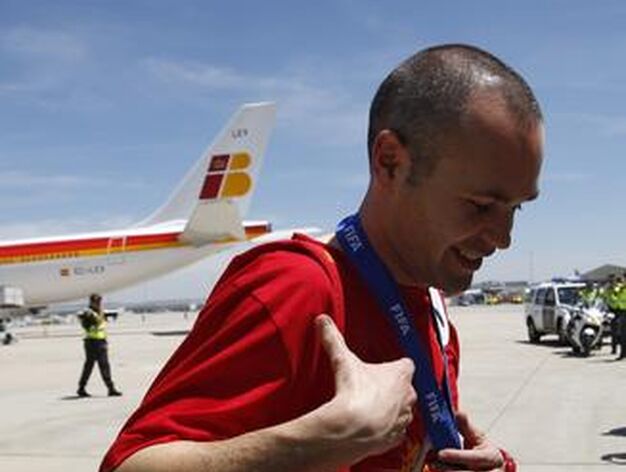 Los campeones del mundo llegan al aeropuerto de Barajas. / Reuters