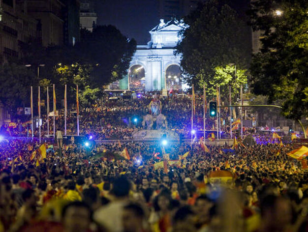 Una multitud de seguidores de Espa&ntilde;a concentrados en Cibeles. 

Foto: Agencias