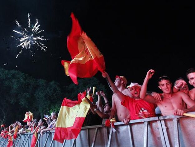 Seguidores de Espa&ntilde;a celebrando el triunfo en Camas, Sevilla.

Foto: Agencias