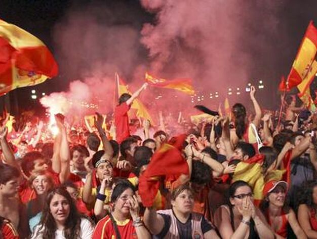 Seguidores de Espa&ntilde;a celebrando el triunfo en Monjuic, Barcelona.

Foto: Agencias