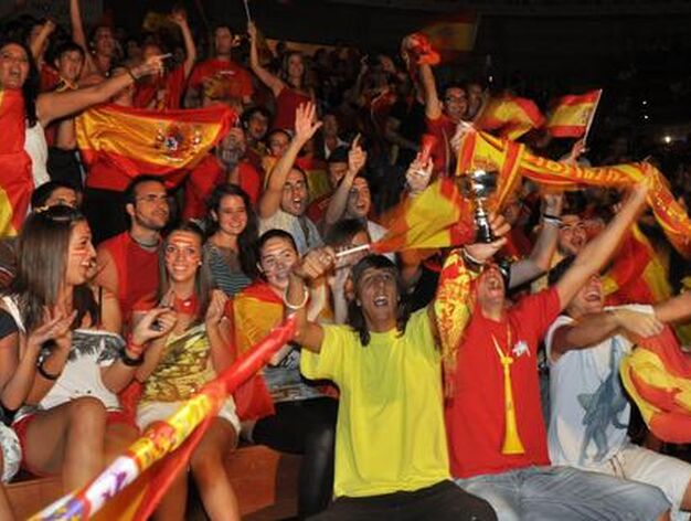 Seguidores de Espa&ntilde;a celebrando el triunfo en el Pabell&oacute;n de San Pablo de Sevilla.

Foto: Agencias