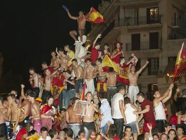 Seguidores de Espa&ntilde;a celebrando el triunfo en la Puerta de Jerez, en Sevilla.

Foto: Agencias