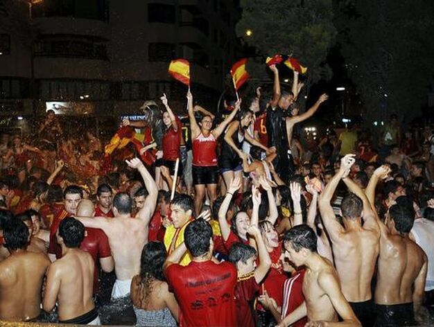 Seguidores de Espa&ntilde;a celebrando el triunfo en Albacete.

Foto: Agencias