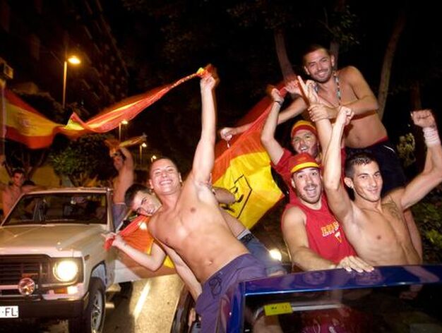 Seguidores de Espa&ntilde;a celebrando el triunfo por las calles de Almer&iacute;a.

Foto: Agencias
