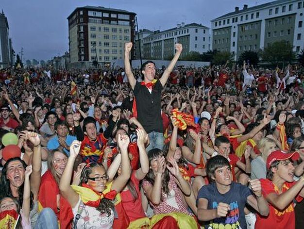 Seguidores de Espa&ntilde;a celebrando el triunfo en Ferrol.

Foto: Agencias