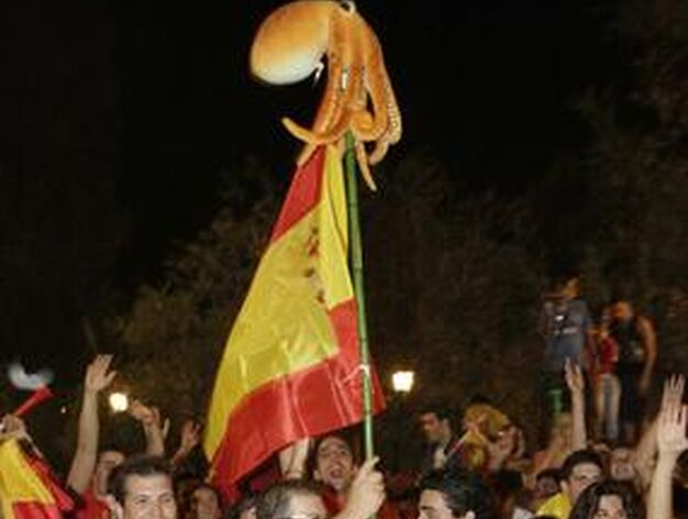 Seguidores de Espa&ntilde;a celebrando el triunfo en Granada.

Foto: Agencias