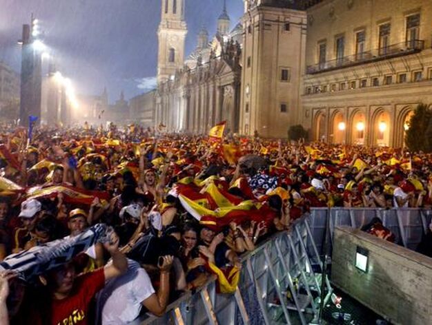 Seguidores de Espa&ntilde;a celebrando el triunfo en Zaragoza.

Foto: Agencias