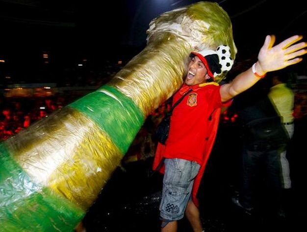 Un joven portando una r&eacute;plica gigante de la Copa del Mundo.

Foto: Agencias