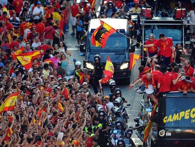 Madrid se echa a la calle para recibir a la selecci&oacute;n espa&ntilde;ola de f&uacute;tbol. / AFP