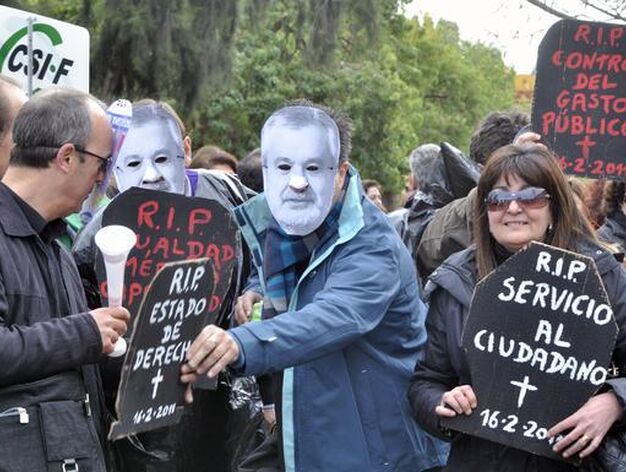 Funcionarios, miembros de los sindicatos CSIF, Safja y Ustea, protestan a las puertas del Parlamento contra la reforma del sector p&uacute;blico.

Foto: Manuel G&oacute;mez