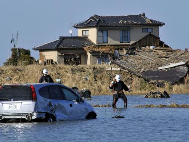 Equipos de rescate buscan v&iacute;ctimas en el agua en Yamamoto, al sur de Sendai, en la regi&oacute;n de Miyagi (Jap&oacute;n) tras la devastaci&oacute;n del tsunami.
