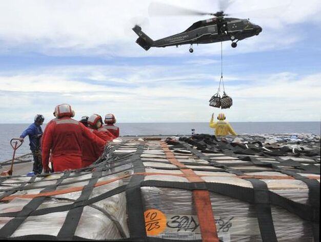 Marines estadounidenses cargan ayuda humanitaria para JAp&oacute;n.