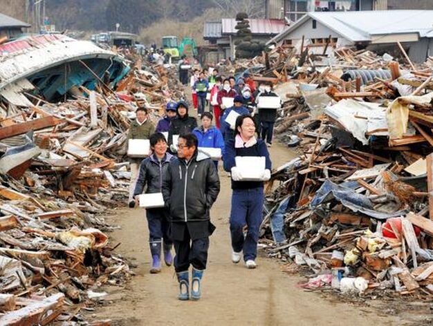 Las calles se llenan de desperfectos tras el fuerte 'tsunami' en Jap&oacute;n.