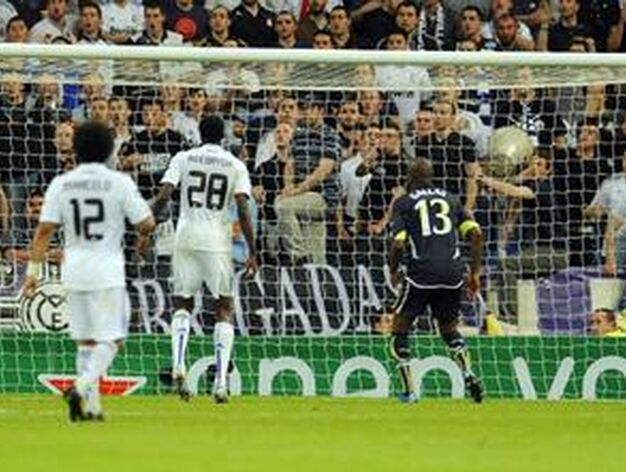 El Real Madrid pone pie y medio en las semifinales de la Liga de Campeones al ganar 4-0 al Tottenham en la ida de los cuartos. / AFP
