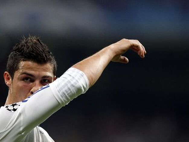 El Real Madrid pone pie y medio en las semifinales de la Liga de Campeones al ganar 4-0 al Tottenham en la ida de los cuartos. / Reuters