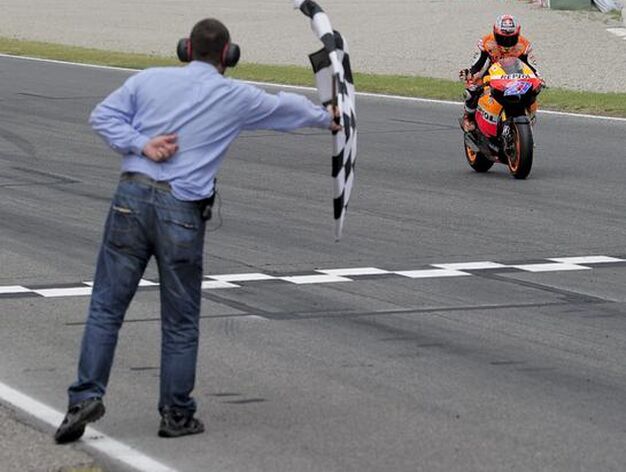 Stoner hace valer el poder&iacute;o de su moto y se lleva el Gran Premio de Catalu&ntilde;a. / AFP