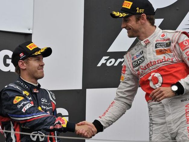 Jenson Button saluda a Sebastian Vettel, segundo en Canad&aacute;.

Foto: AFP Photo
