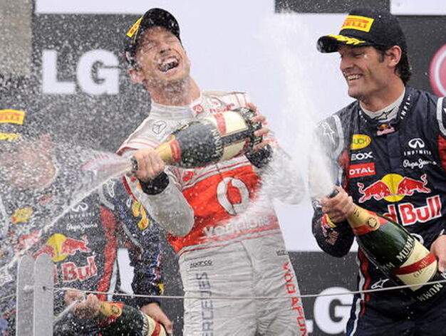 Jenson Button celebra la victoria en el Gran Premio de Canad&aacute; con Mark Webber y, al fondo, Sebastian Vettel.

Foto: AFP Photo