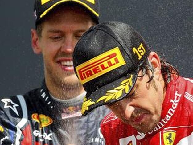 Fernando Alonso celebra su victoria en el Gran Premio de Gran Breta&ntilde;a en el podio junto a Sebastian Vettel, que termin&oacute; segundo.

Foto: EFE
