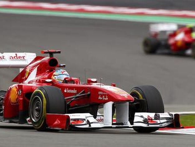 Fernando Alonso. Al fondo, Felipe Massa.

Foto: EFE