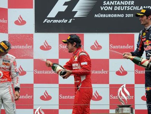 Lewis Hamilton, Fernando Alonso y Mark Webber, que terminaron en ese orden el Gran Premio de Alemania.

Foto: AFP Photo