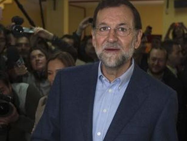 Mariano Rajoy, en el momento de introducir la papeleta en la urna.

Foto: Reuters