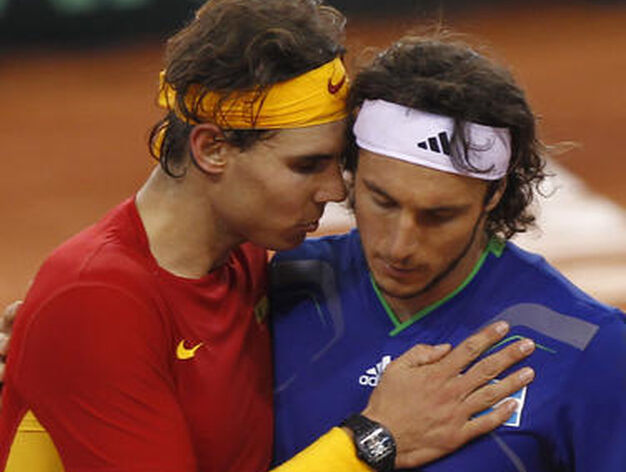 Rafa Nadal arrasa al argentino Juan M&oacute;naco y adelanta a Espa&ntilde;a en la final de la Copa Davis.

Foto: Antonio Pizarro